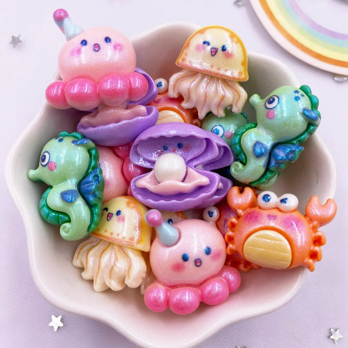bijoux résine marine créatures poissons crabes pieuvres blanches rose verte