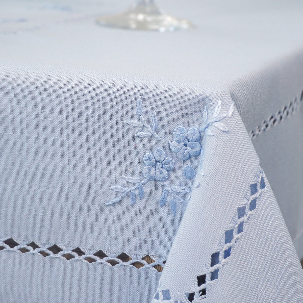 nappe coton brodée blanche beige bleu table élégante mariage fête printemps été