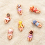 figurines résine personnes allongées peau claire vêtements colorés rayures pois léopard cartoon bijoux diy