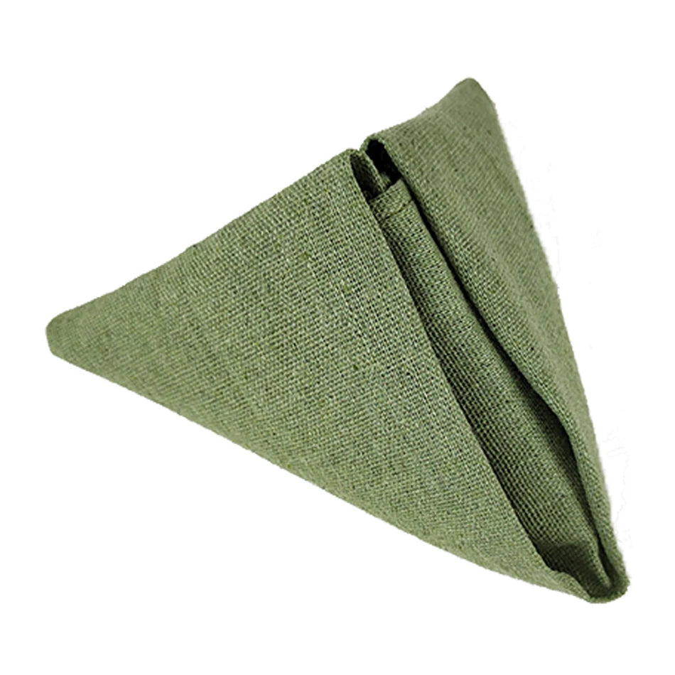 Un coussin décoratif vert olive de forme triangulaire, fait de tissu doux et texturé.