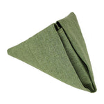 Un coussin décoratif vert olive de forme triangulaire, fait de tissu doux et texturé.