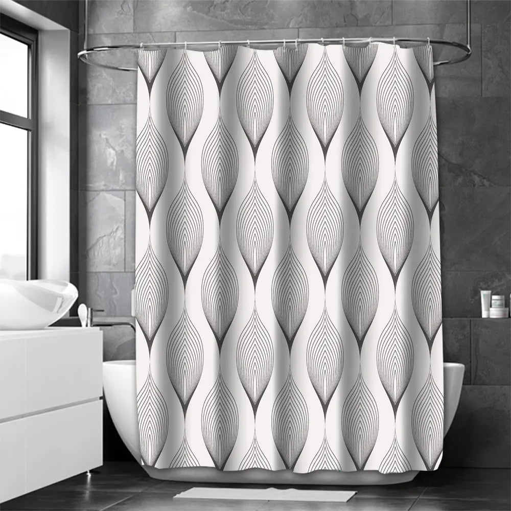 Rideau de douche gris élégant en aluminium, suspendu à une barre de douche en argent dans une salle de bain moderne avec des carreaux de céramique. Ce rideau de douche est un élément essentiel de la plomberie pour maintenir l'eau à l'intérieur de la douche lors de son utilisation.