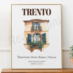 Affiche promotionnelle représentant une maison traditionnelle de Trente, dans la région du Trentin-Haut-Adige en Italie, avec une fenêtre aux volets verts et un balcon fleuri.