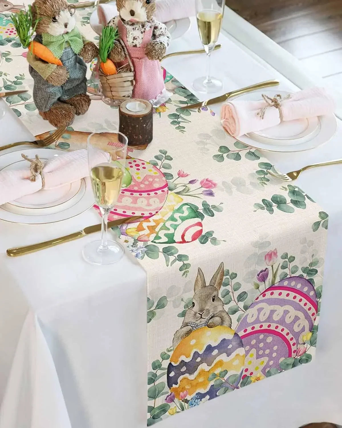 Un élégant service de table de Pâques avec des décorations fleuries, des verres à vin et des figurines de lapins mignons créant une atmosphère chaleureuse et festive.