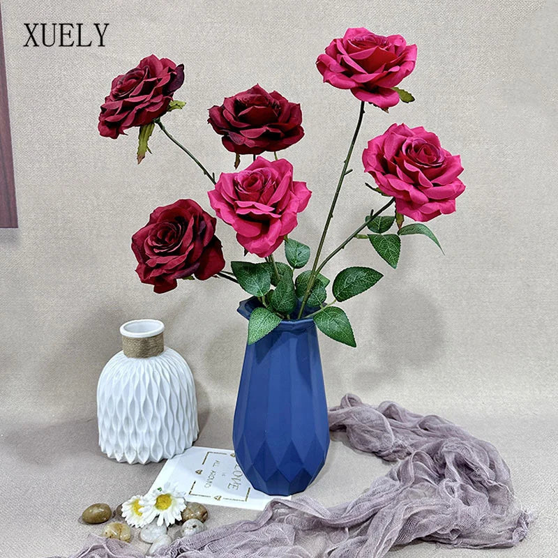Bouquet roses artificielles soie rouge rose blanc violet feuilles vertes moderne décoration intérieure table