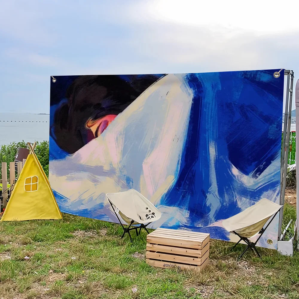 Drapeau en peluche courte avec finition fine accroché sur un mur