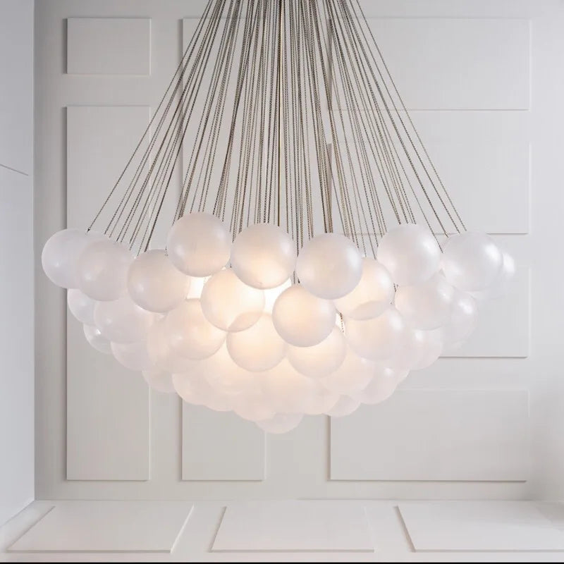 Suspension lumineuse moderne boules sphériques opaques chaînes métalliques blanc salon chambre