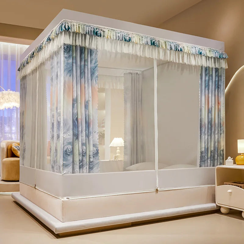 Ce grand lit à baldaquin en bois est orné de rideaux floraux bleu pastel qui donnent une ambiance élégante et chaleureuse à la chambre.