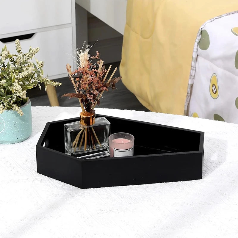 Plateau cercueil noir gothique sur une table