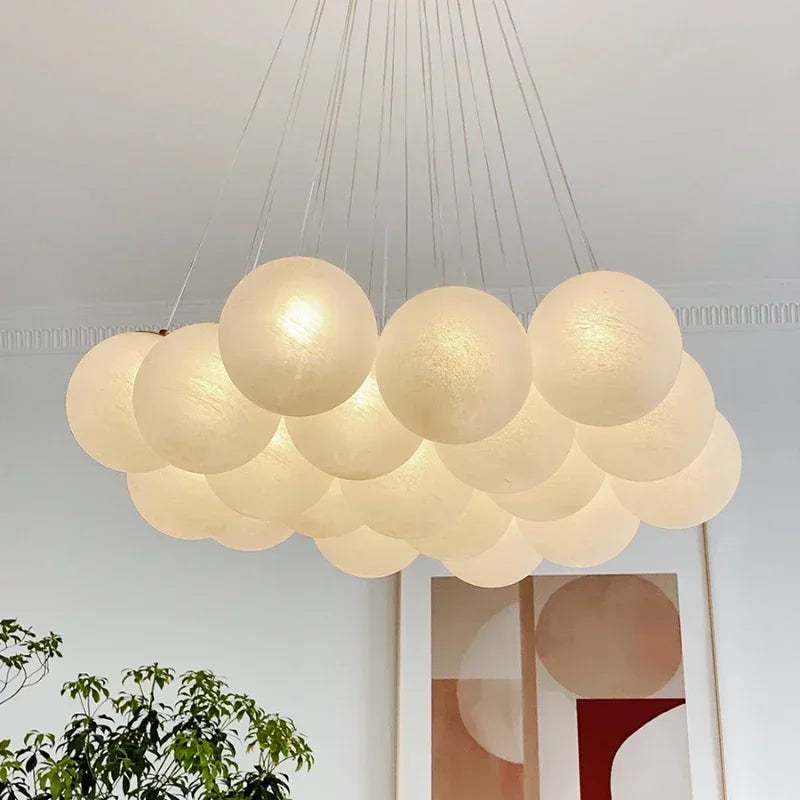 Suspension lumineuse moderne cristal blanc légèrement translucide chaînes métalliques