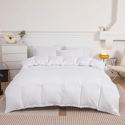 Housse de couette 1 place en polyester brossé couleur blanche sur un lit