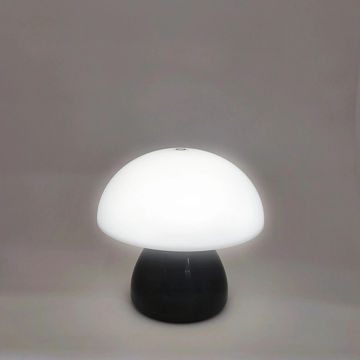 Lampe champignon blanc sur table de nuit