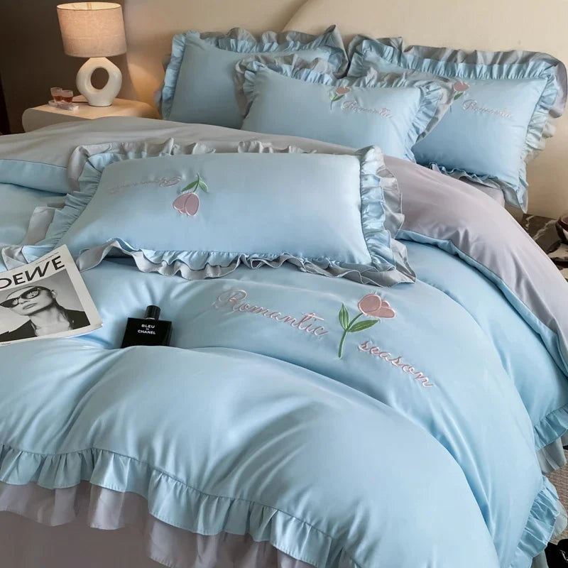 ensemble literie romantique broderie florale volants gris clair couverture taies oreillers decoration chambre erotique