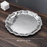 assiettes ovales or argent poignées texture fine élégantes classiques présentation desserts maison