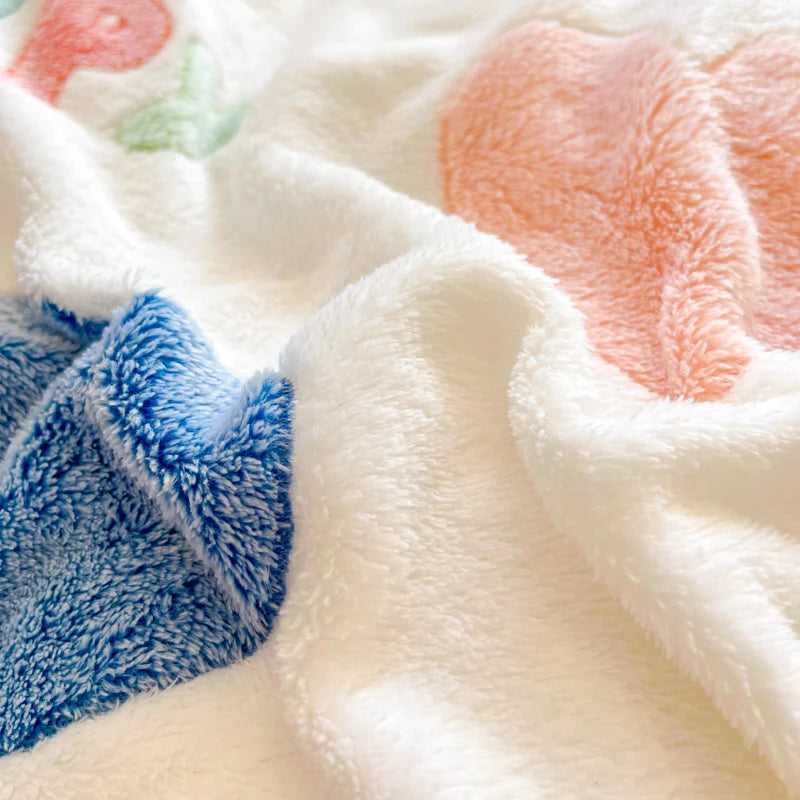 Cette image montre une pile de vêtements doux et moelleux de différentes couleurs, notamment du blanc, du bleu et du rose, formant une texture douce et confortable.