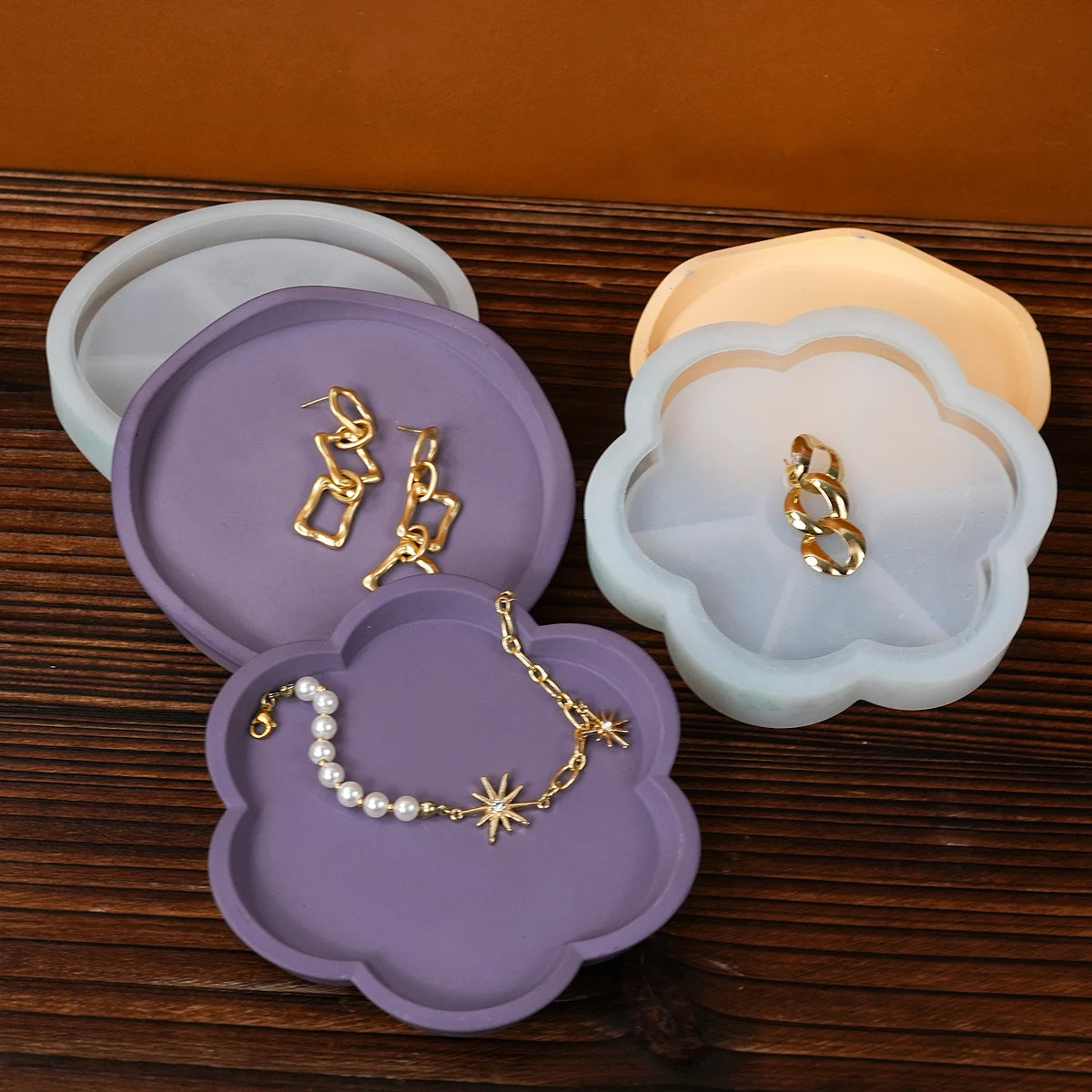 plateau bijoux silicone forme fleur violet beige blanc moderne minimaliste