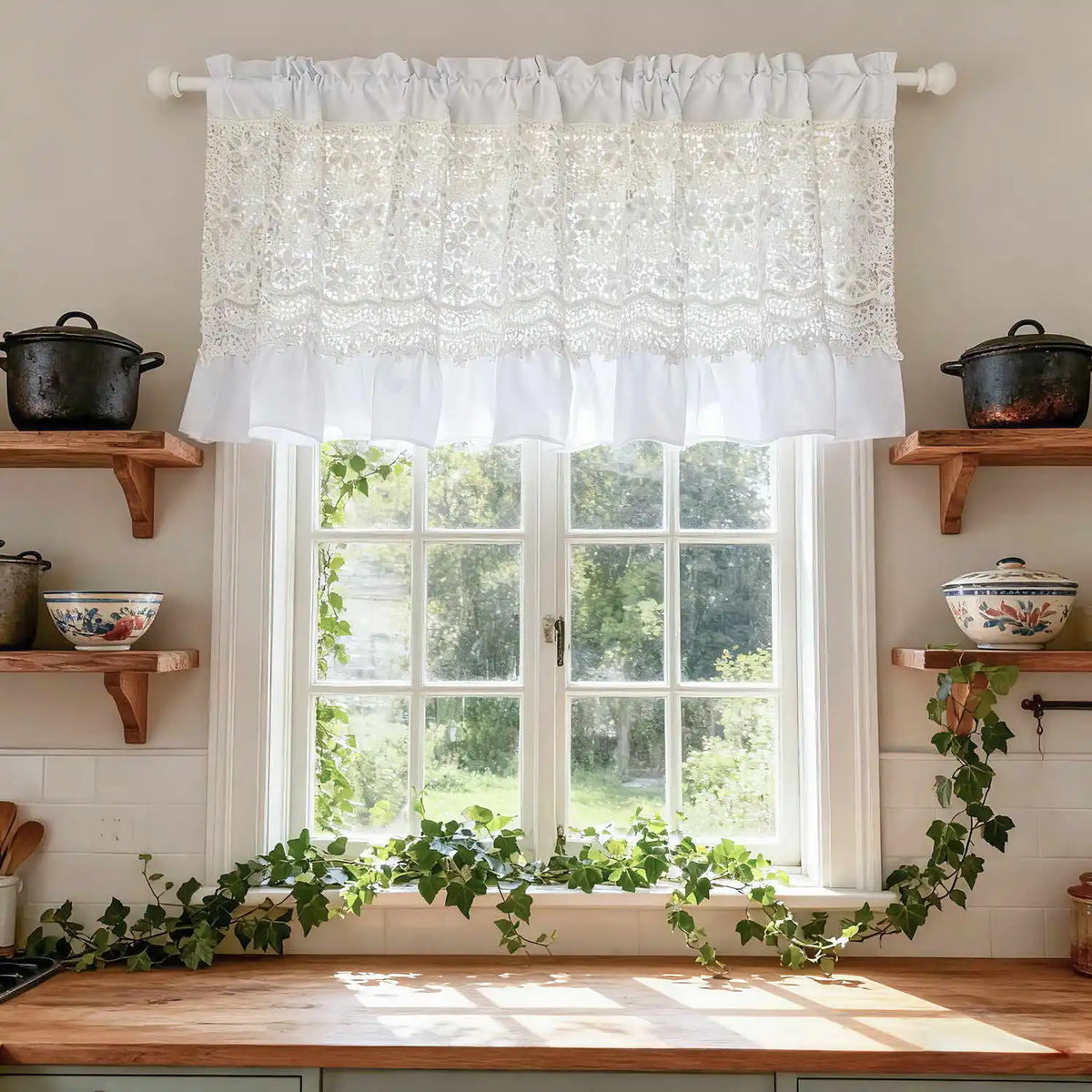 Détail des motifs floraux ajourés du rideau en tulle blanc