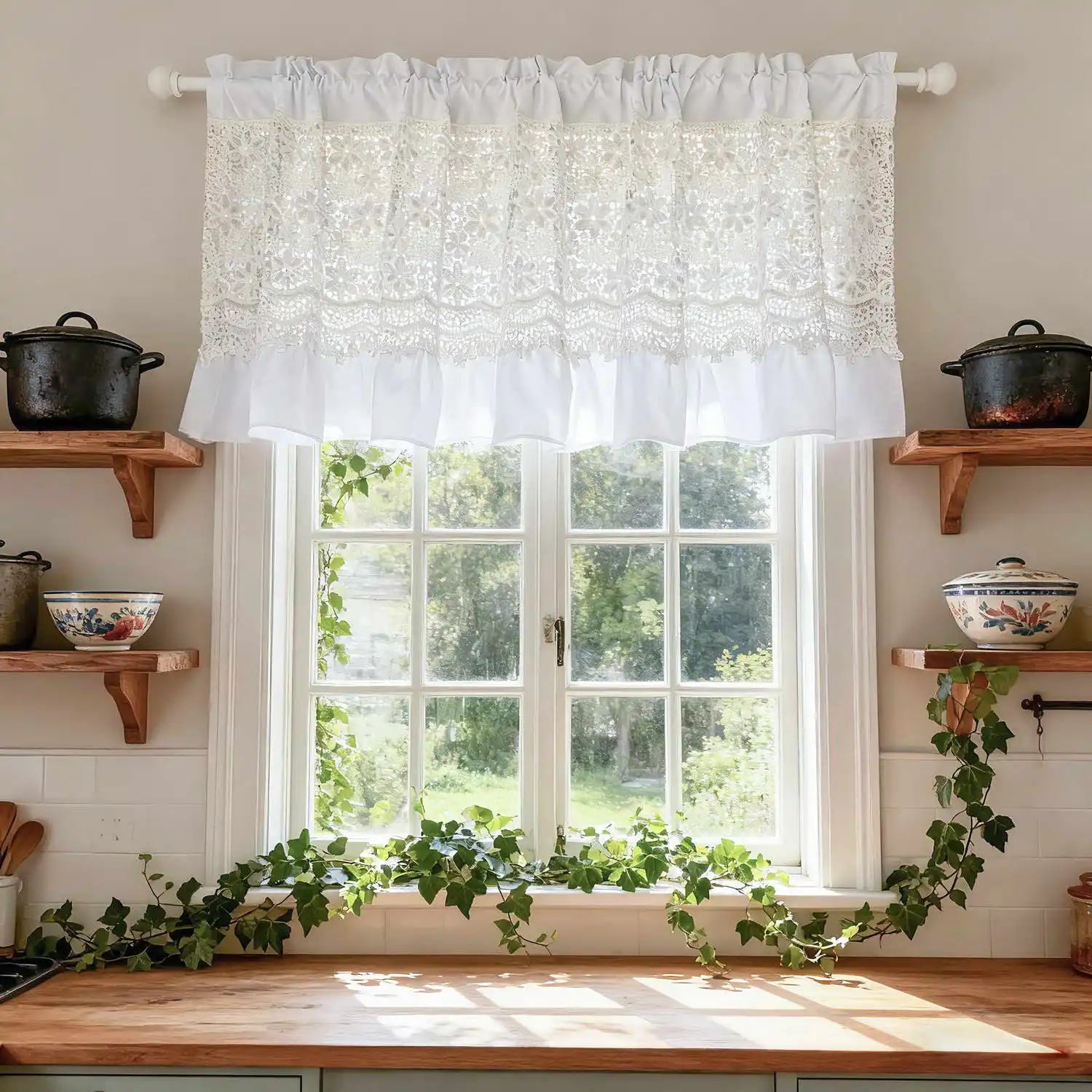 Détail des motifs floraux ajourés du rideau en tulle blanc
