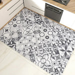 Tapis décoratif à motifs géométriques en noir et blanc, offrant un style contemporain et une touche de personnalité à la cuisine.