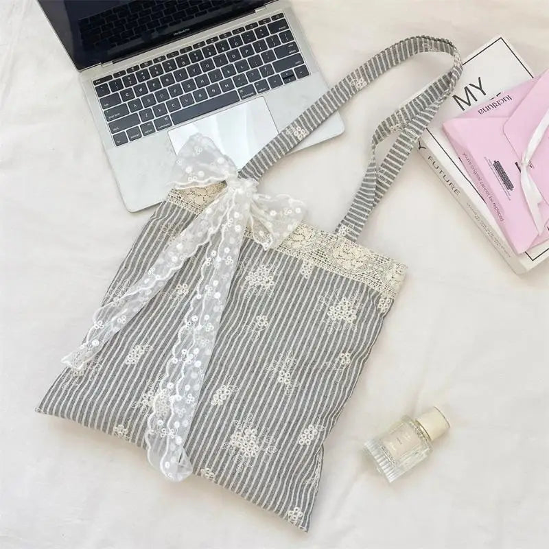 sac main chic gris clair rayures horizontales dentelle blanche poignées détachables polyester féminin
