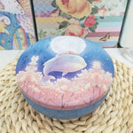 boîtes rondes métal fleurs vintage blanc beige macarons biscuits cadeaux préservation fraîcheur