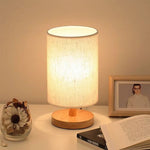 Lampe de chevet en lin dans une chambre à coucher décorée
