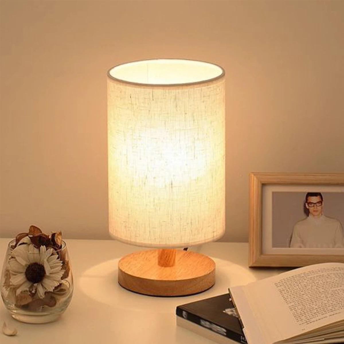 Lampe de chevet en lin dans une chambre à coucher décorée