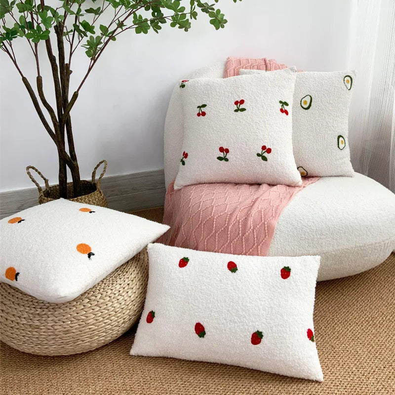 coussins blancs brodés fruits cerises fraises avocats texture bouclée moderne décoration canapé salon voiture