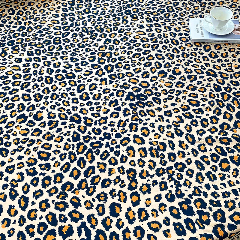 Drap-housse léopard 180x200 associé à des coussins neutres pour une décoration équilibrée