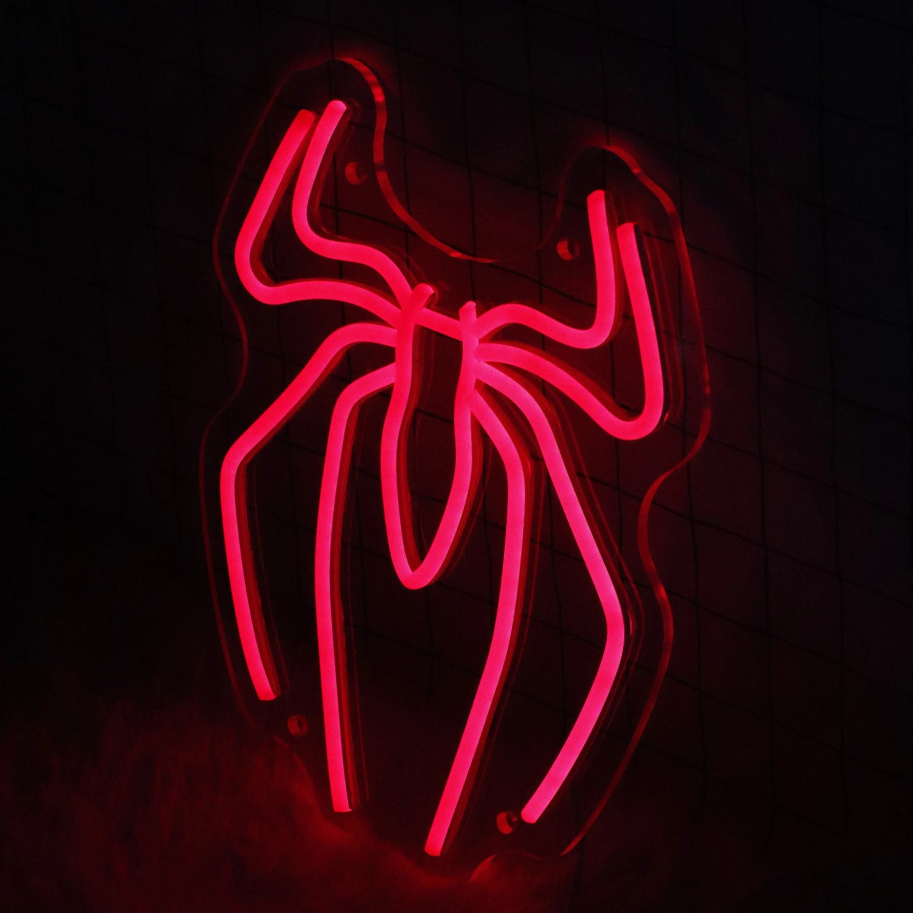 Installation de l'enseigne lumineuse avec câble USB sur un mur blanc