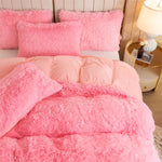 Literie peluche couleur ivoire sur lit