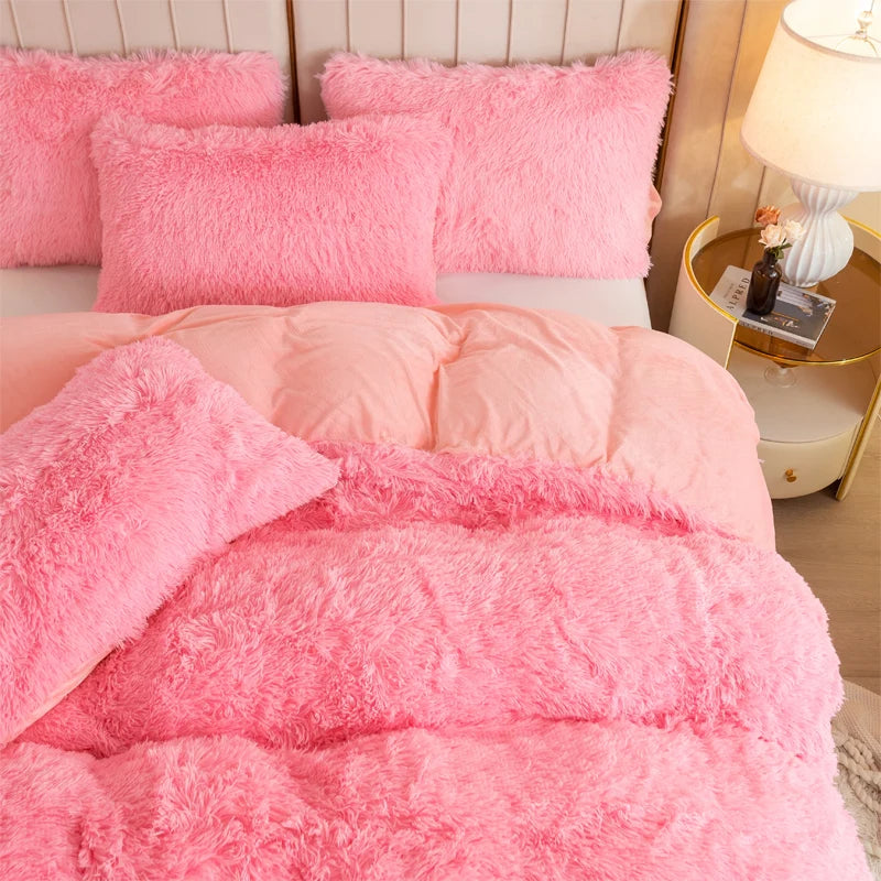 Literie peluche couleur ivoire sur lit
