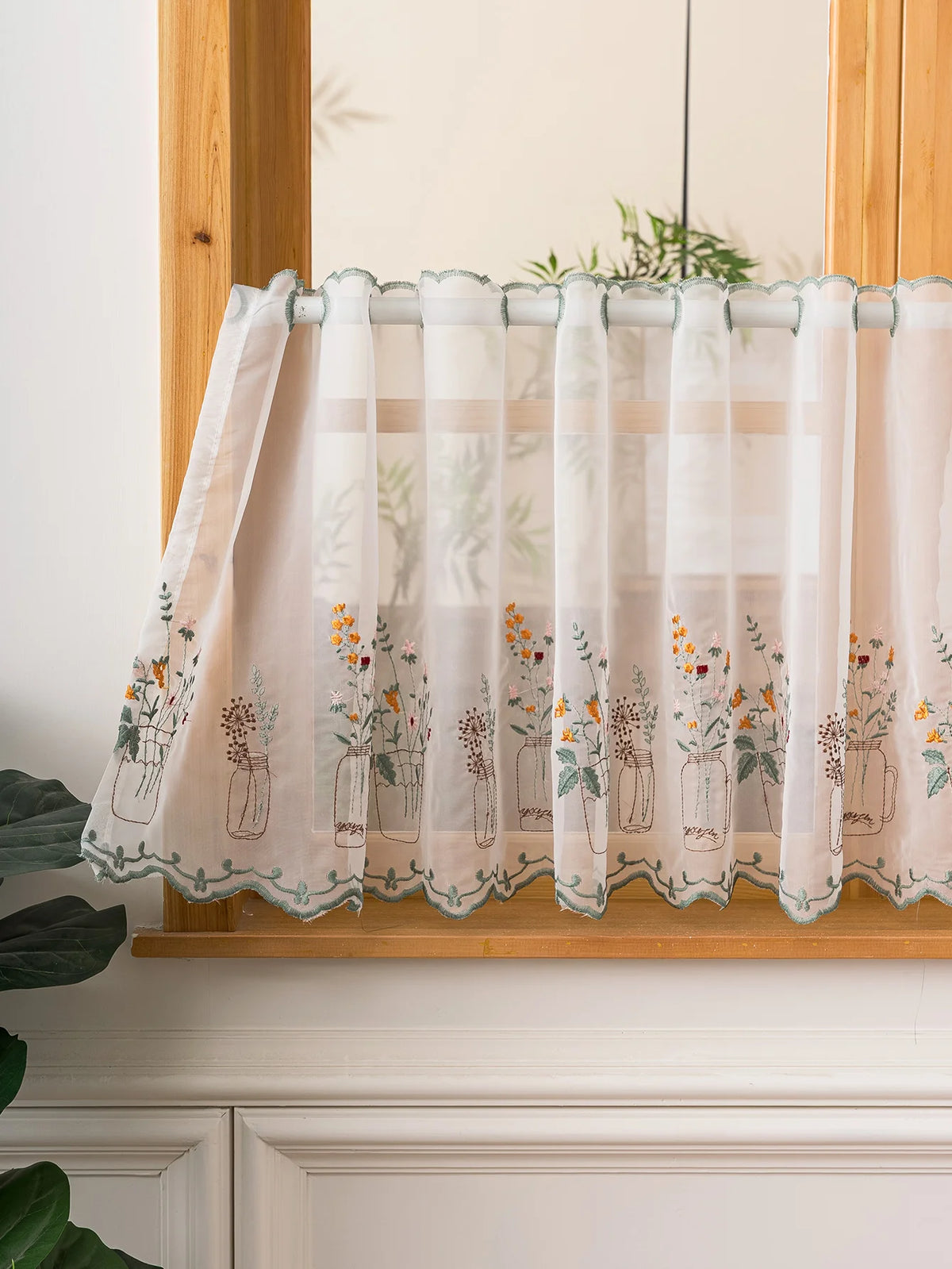rideau brodé fleurs pots verts transparent rustique fenêtre cuisine anneaux métalliques decoration interieur