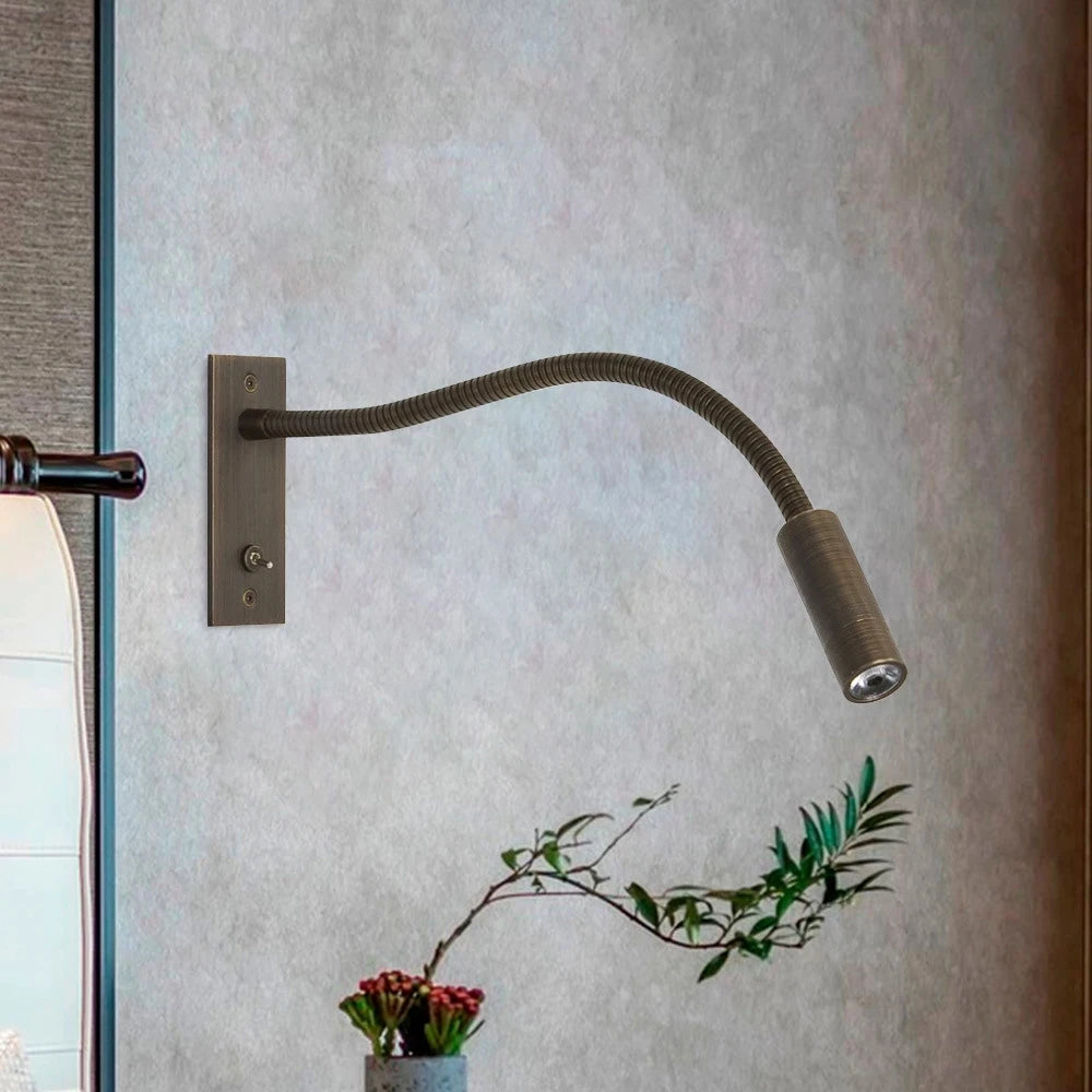 Éclairage chaud de l'applique murale LED dans une chambre à coucher