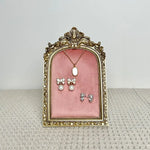 présentoir bijoux classique or rouge rose colliers boucles d'oreilles bracelets mannequin velours baroque vintage