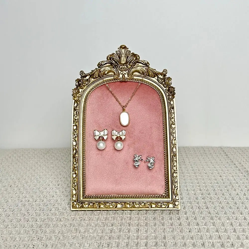 présentoir bijoux classique or rouge rose colliers boucles d'oreilles bracelets mannequin velours baroque vintage