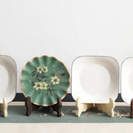 présentoir support bois marron foncé texture naturelle moderne assiettes pliant cuisine décoration