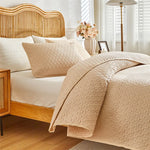 Ensemble couette avec taies d'oreiller en décoration chambre