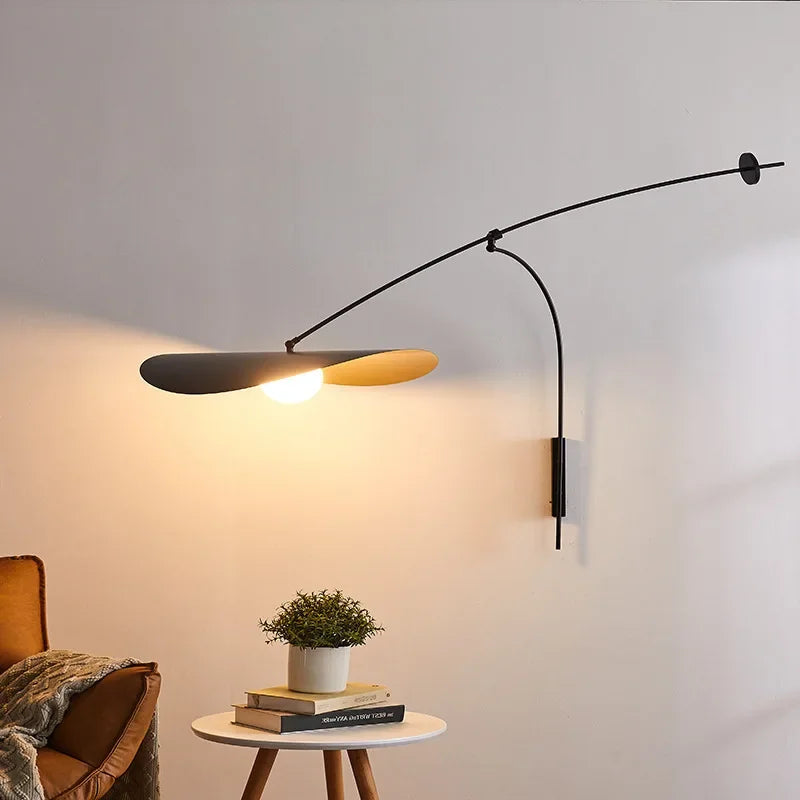 Applique murale design scandinave réglable avec bras long, abat-jour or et noir