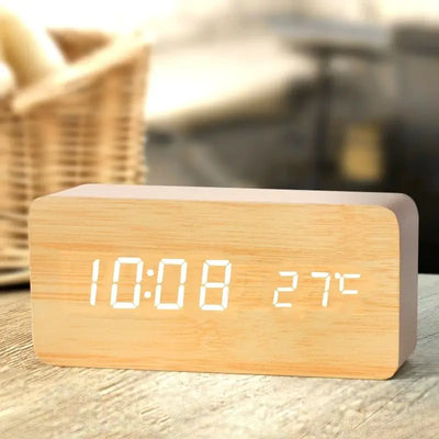 Réveil numérique en bois LED noir sur table de chevet