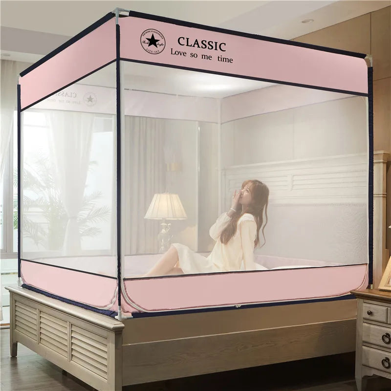 Une femme assise sur un lit à baldaquin rose, reflétant une ambiance romantique et classique.