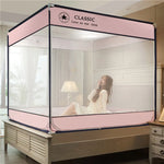 Une femme assise sur un lit à baldaquin rose, reflétant une ambiance romantique et classique.