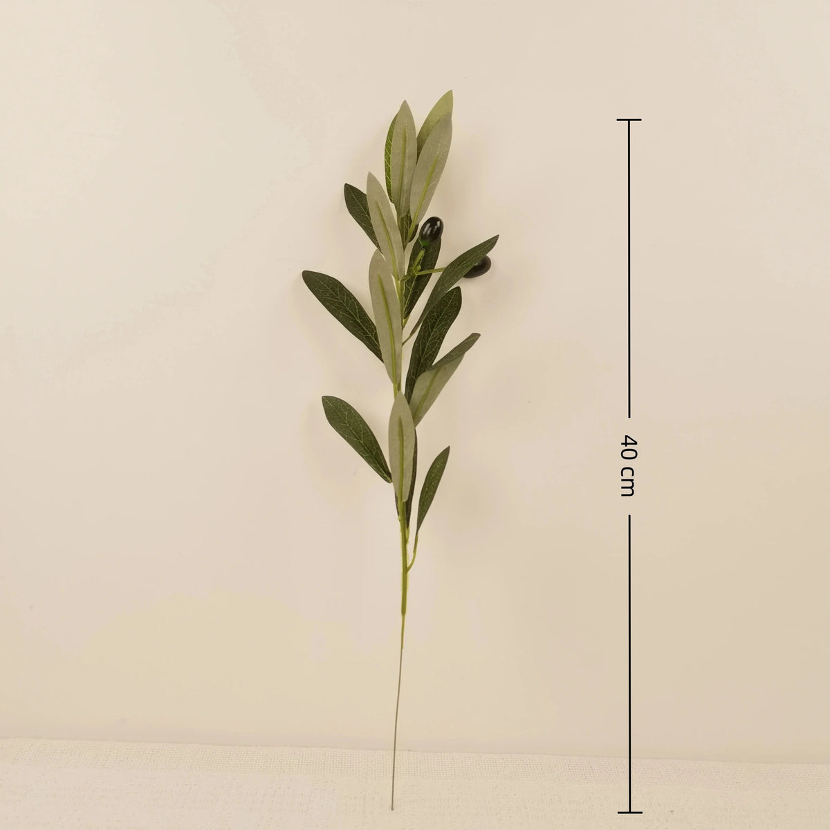 plantes artificielles vertes tronc gris brun moderne decoration intérieure anniversaire exposition sans pot faux