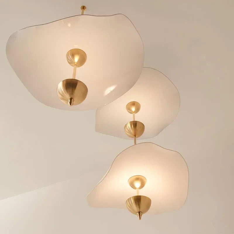 lampes suspendues modernes or blanc opalescent formes organiques sculpturales