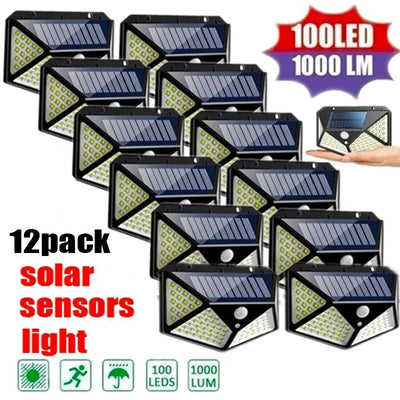 Lot de 12 lampes solaires murales avec détecteur de mouvement installées sur un mur de jardin