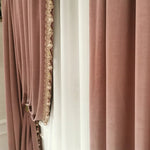 rideau velours rose pâle occultant dorés franges fenêtre salon moderne