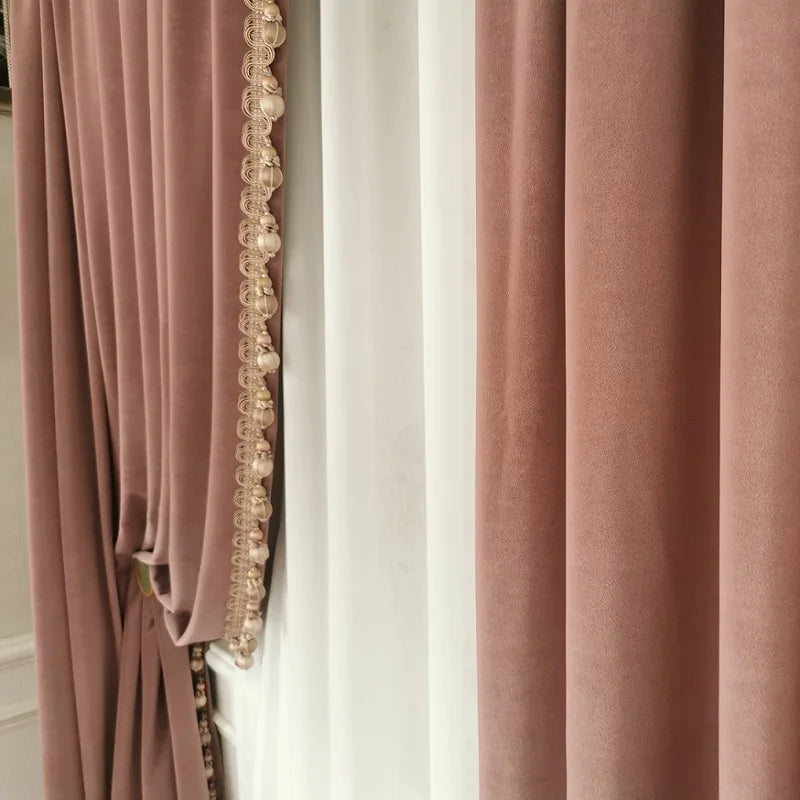 rideau velours rose pâle occultant dorés franges fenêtre salon moderne