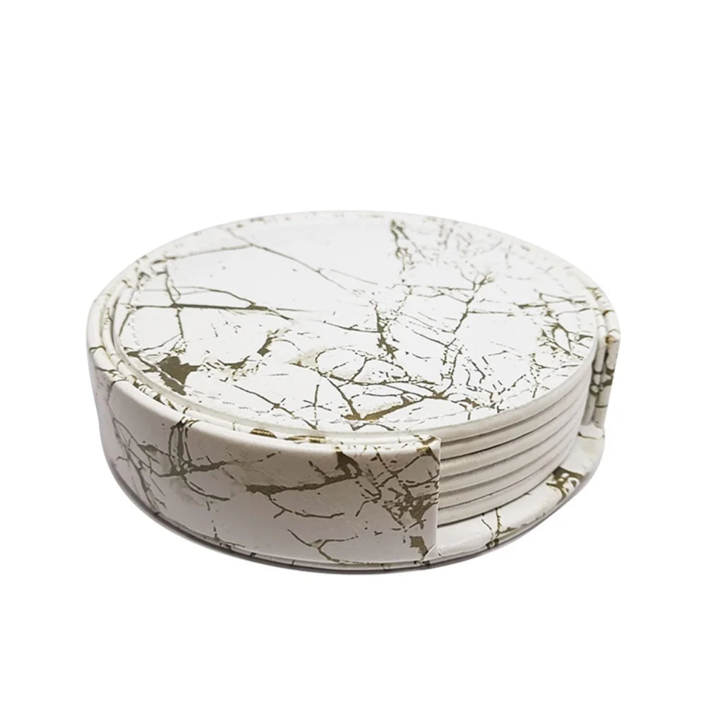 Un ensemble de sous-verres ronds en marbre blanc avec des motifs de fissures, créant un aspect élégant et raffiné.