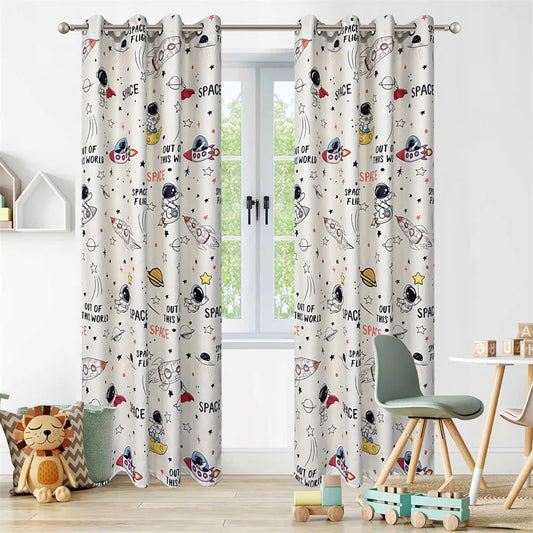 Rideaux chambre enfant thème espace avec motifs astronautes et fusées, ajoutent une touche ludique à la décoration d'intérieur. Conçus pour éveiller l'imagination, ces rideaux sont parfaits pour une chambre d'enfant moderne. Idéals pour les petits passionnés de l'espace, ils créent une atmosphère inspirante et colorée. Accessoire décoratif incontournable pour une ambiance cosmique unique, tout en offrant une obscurité idéale pour les siestes et nuits de