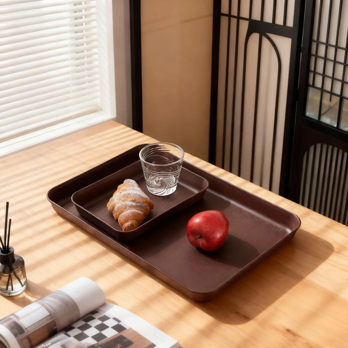 assiettes marron texture bois modernes poignées profondes fruits aliments service cuisine